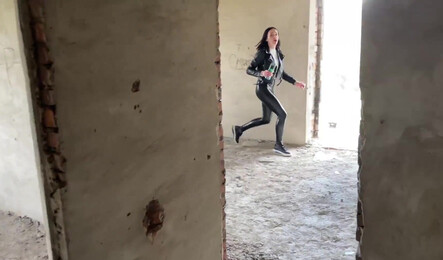 Застукал русскую девушку когда она хулиганила на стройке!