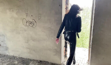 Застукал русскую девушку когда она хулиганила на стройке!