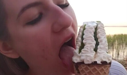 Купил девушке мороженное и обеспечил себе сладкий минет!