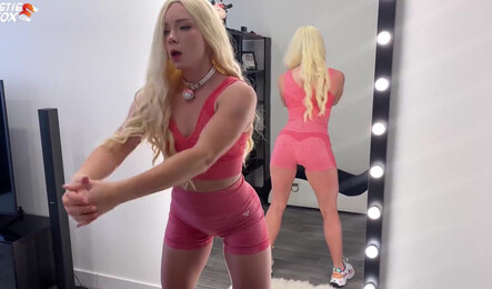 Русская милашка возбудила своего мужчину, когда занималась утренней гимнастикой!