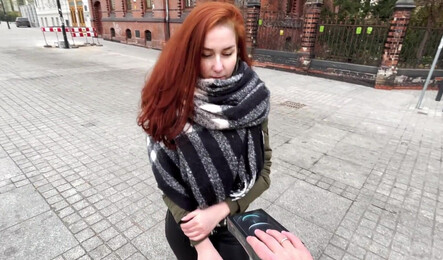 Подарил незнакомке новый телефон и заслужил на секс!