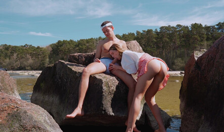 Быстрый секс на природе с милой подругой!