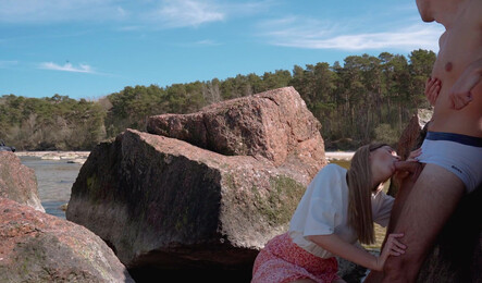 Быстрый секс на природе с милой подругой!