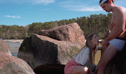 Быстрый секс на природе с милой подругой!