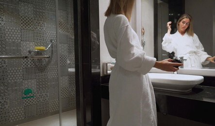 Измена мужу с молодым уборщиком со спермой внутрь