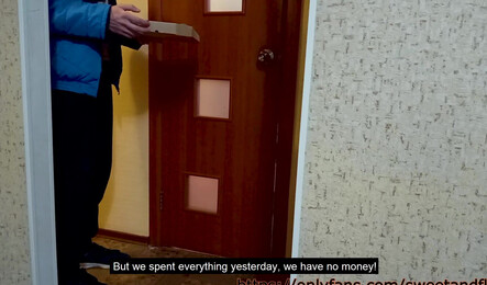 Женушка изменяет мужу с доставщиком пиццы, пока муж принимает душ!