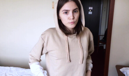 Русская милашка напросилась на секс по самые яйца!