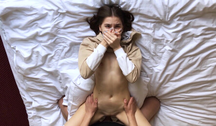 Русская милашка напросилась на секс по самые яйца!