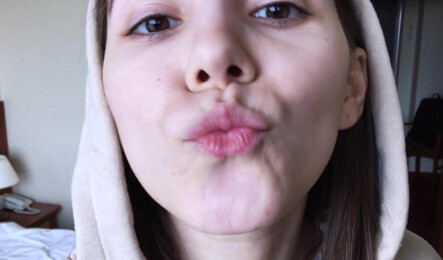 Русская милашка напросилась на секс по самые яйца!