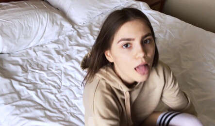 Русская милашка напросилась на секс по самые яйца!