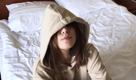 Русская милашка напросилась на секс по самые яйца!