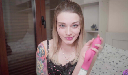 Русская девушка получила новую посылку с Алиэкспресс и тестирует ее на киске!