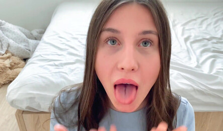 Девушка сосет парню и принимает сперму в порно от первого лица!