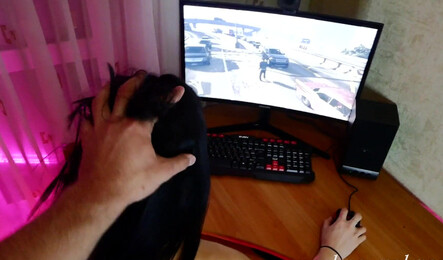 Как молодая подруга зашла ко мне в гости поиграть в GTA 5