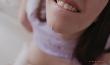 Подкачала попку и теперь легко соблазняет парней