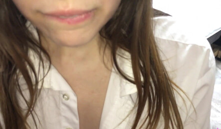 Застукал русскую девушку и развел на сладкий секс!