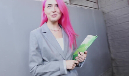 Красивая девушка-риэлтор дала клиенту прямо во время сделки!