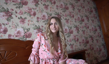 Русская мачеха делает пасынку минет у мужа за спиной