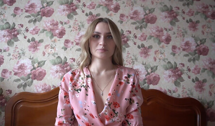 Русская мачеха делает пасынку минет у мужа за спиной