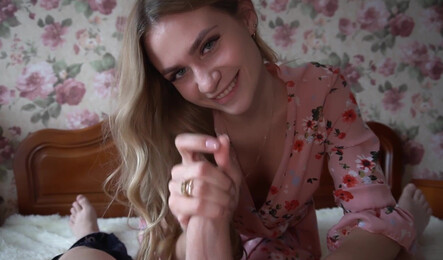 Русская мачеха делает пасынку минет у мужа за спиной