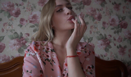 Русская мачеха делает пасынку минет у мужа за спиной