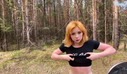 Прогулка с милой девушкой по лесу закончилась сексом!