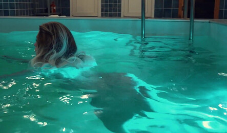 Молодая мачеха развлекается с пасынком на дачи, пока мужа нет рядом