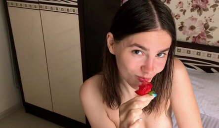 Дал в ротик русской милашке и ей очень понравилось!