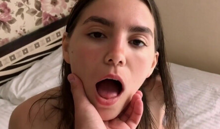 Дал в ротик русской милашке и ей очень понравилось!