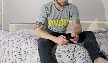 Хотел просто посидеть в телефоне, а молодая жена захотела секса!