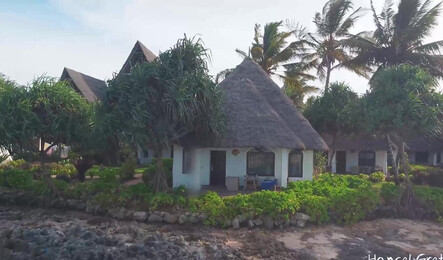 Застукал на мастурбации молодую блондинку с красивыми сиськами