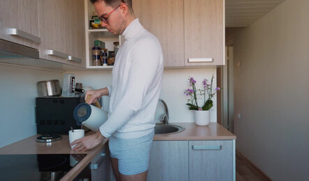 Решил отвлечь парня от утреннего кофе и ради секса с кремпаем