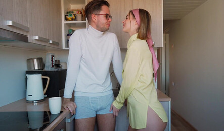 Решил отвлечь парня от утреннего кофе и ради секса с кремпаем