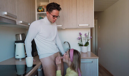 Решил отвлечь парня от утреннего кофе и ради секса с кремпаем