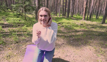 Русская девушка и ее парень трахаются на природе