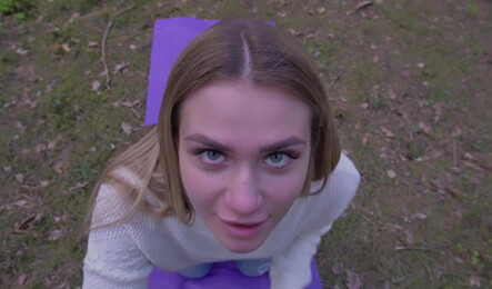 Русская девушка и ее парень трахаются на природе