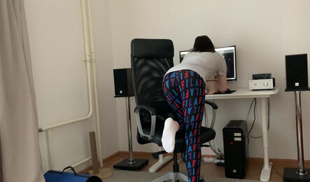 Хорошо что дома никого нет и можно заниматься всем что захочешь