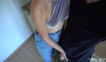 Милая девушка так хочет секса, что дает парню прямо на кухне