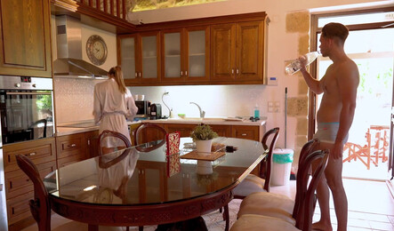 Жена захотела страстного секса на кухне