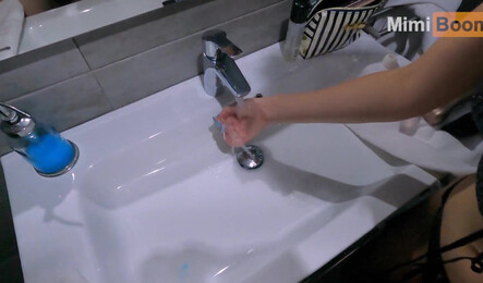 Позвал в гости подругу и трахнул ее, пока дома никого не было!