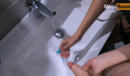 Позвал в гости подругу и трахнул ее, пока дома никого не было!