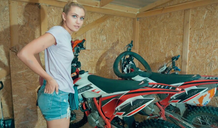 Заехал на сервис починить мотик и получил секс с красоткой в качестве бонуса!