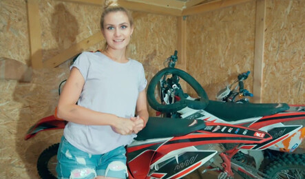 Заехал на сервис починить мотик и получил секс с красоткой в качестве бонуса!