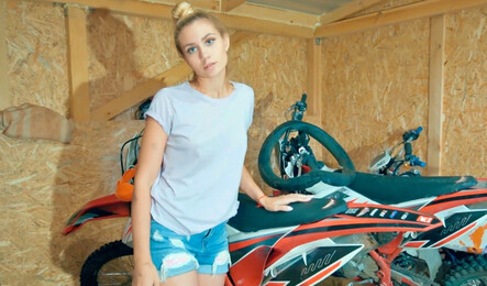 Заехал на сервис починить мотик и получил секс с красоткой в качестве бонуса!