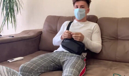 Как красивая русская девушка расплатилась сексом с курьером за то что привез еду!