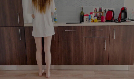 Русская девушка зашла в гости к другу на минет с окончанием в ротик!