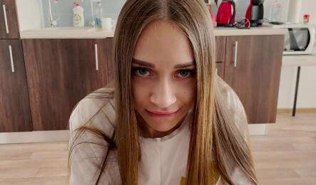 Русская девушка зашла в гости к другу на минет с окончанием в ротик!