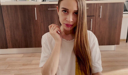 Русская девушка зашла в гости к другу на минет с окончанием в ротик!