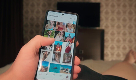 Молодая русская мамка поняла, что пасынок хочет ее и дрочит на ее фотки в инсте