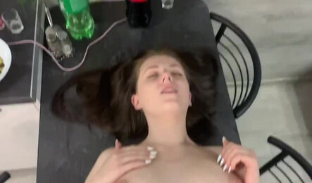 Симпатичная сводная сестра зашла на секс к брату и он не отказал